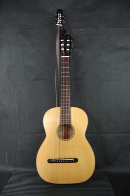 Guitarra atiorbada por Carlos González