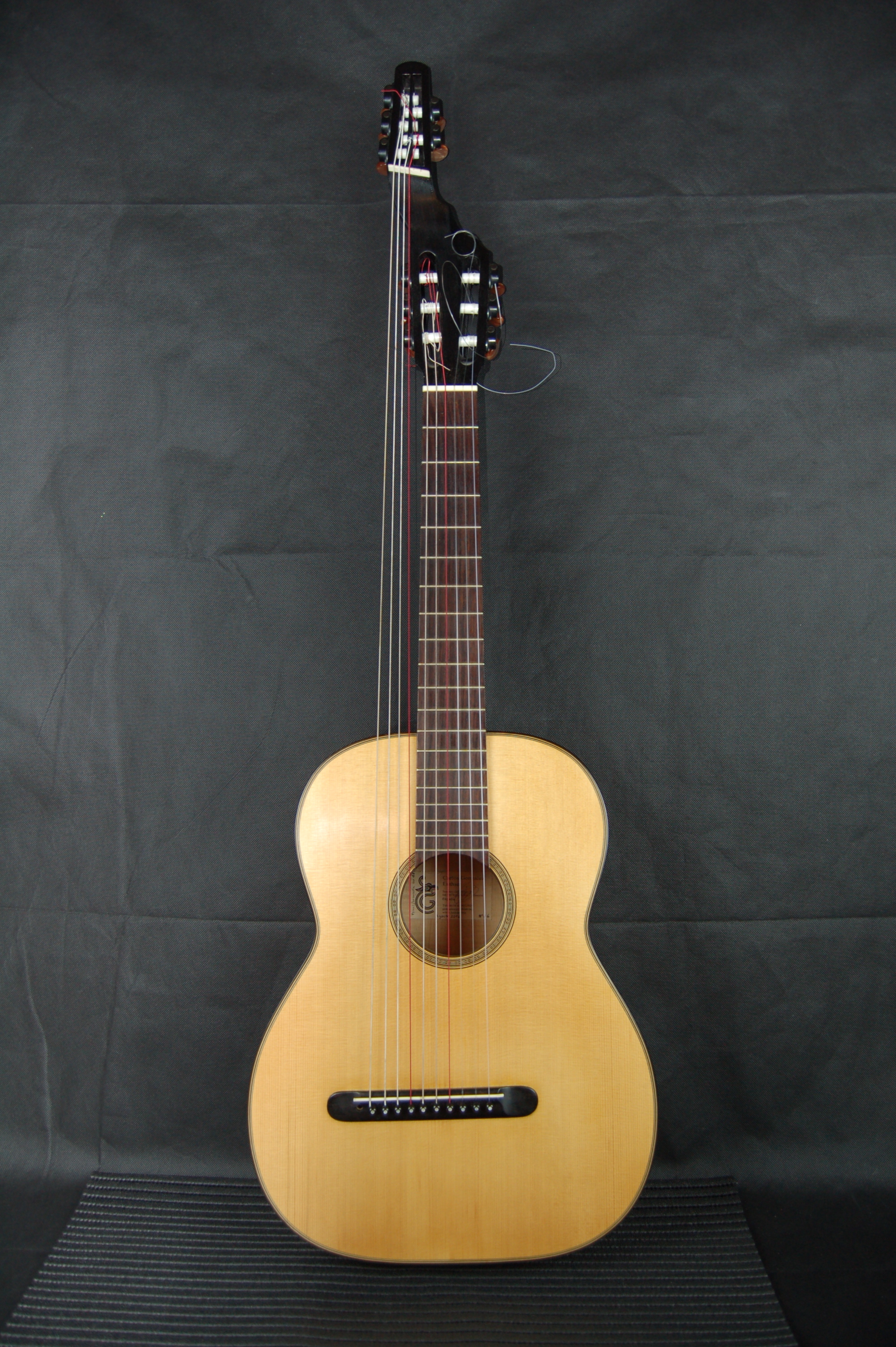 Guitarra atiorbada por Carlos González