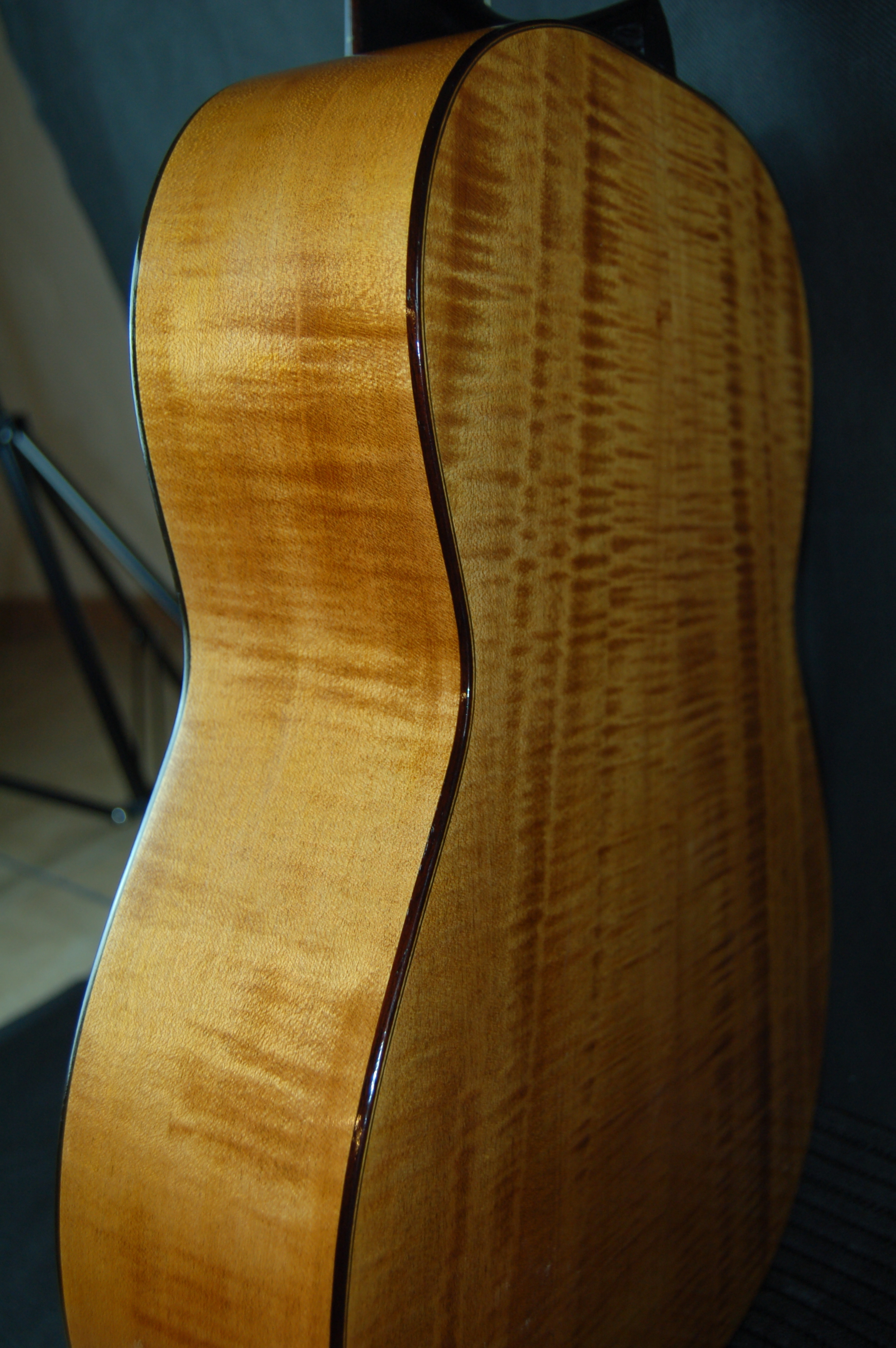 Guitarra atiorbada por Carlos González