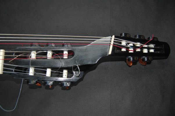 Guitarra atiorbada por Carlos González