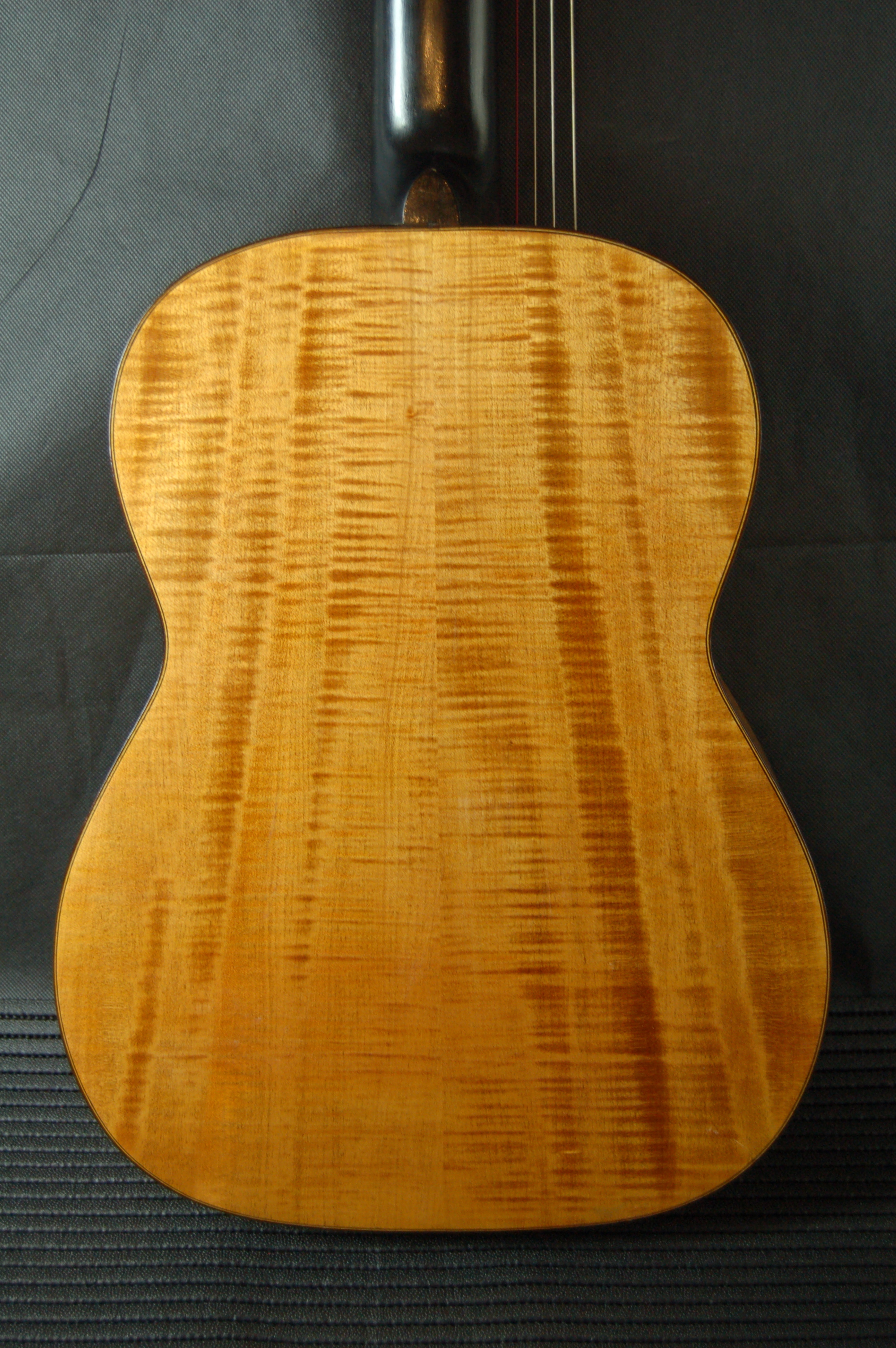 Guitarra atiorbada por Carlos González