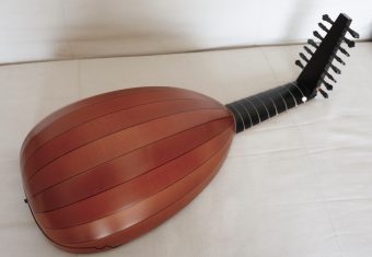 Back view of the Le Luth Doré renaissance lute showing the ribbed maple bowl with dark stain and ebony spacers