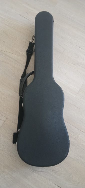 Closed hard case by Antonio Miguel González Manzano included with the Karl Kirchmeyr baroque guitar, with shoulder strap