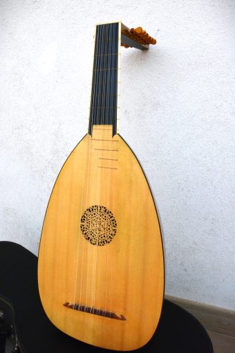 Front view of a 7-course Renaissance lute by Jaume Bosser (1998), spruce soundboard with carved rosette, ebony fingerboard and angled pegbox