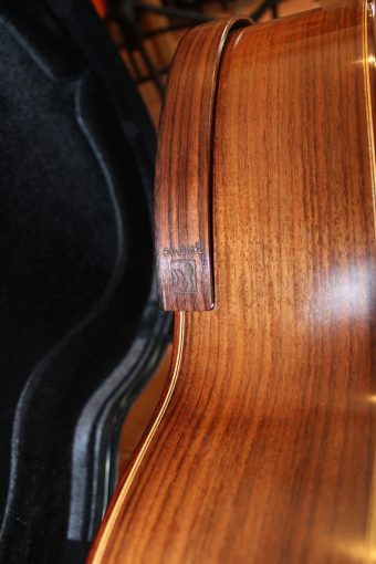 Detail of the wooden armrest fitted to the edge of the Paco Santiago Marín classical guitar, with the maker