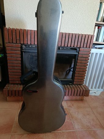Closed Bam 8002XLSC case included with the Paco Santiago Marín classical guitar, seen from the front with its carrying handle