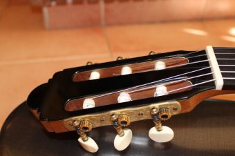Slotted headstock of the Paco Santiago Marín classical guitar with engraved gold-plated tuners and white buttons