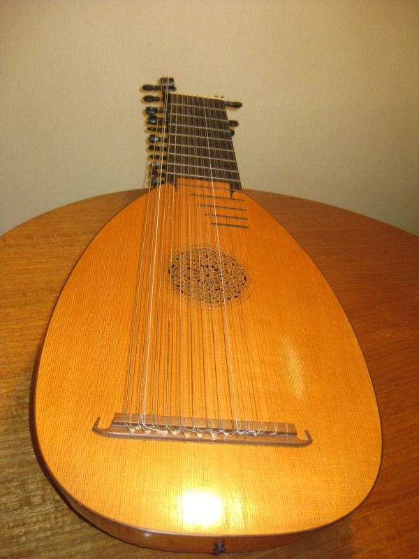 Full front view of a 13-course baroque lute by Hans Jordan (1969) with spruce soundboard, carved rosette and bass rider