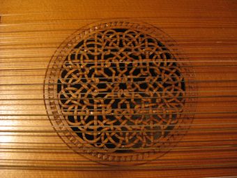 Rosette of the Hans Jordan baroque lute carved into the spruce soundboard in an interlaced knotwork design
