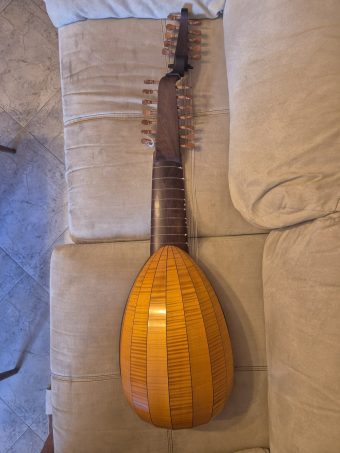Back of the 13-course baroque lute (swan-neck) by Hans Hermann Herb (2009) showing the ribbed bowl of flamed light-coloured wood and the dark neck
