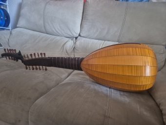 Angled view of the ribbed bowl of the 13-course baroque lute (swan-neck) by Hans Hermann Herb (2009), showing the flamed wood of the ribs