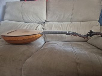 Profile of the 13-course baroque lute (swan-neck) by Hans Hermann Herb (2009) from the other side, showing the neck extension and both pegboxes