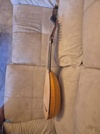 Side view of the 13-course baroque lute (swan-neck) by Hans Hermann Herb (2009) showing the depth of the bowl and the angled pegboxes