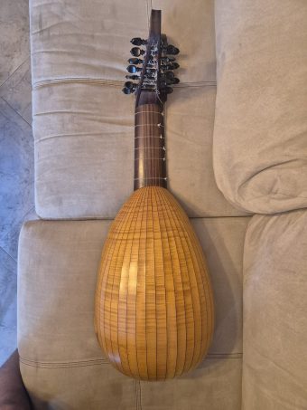Back of the baroque lute by Jacob van de Geest (1977) showing the bowl of many narrow light-coloured ribs and the pegbox