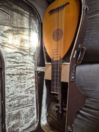 The baroque lute by Jacob van de Geest (1977) lying in its open hard case, lined in beige velvet