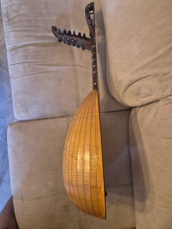 Side view of the baroque lute by Jacob van de Geest (1977) showing the depth of the ribbed bowl and the angled pegbox