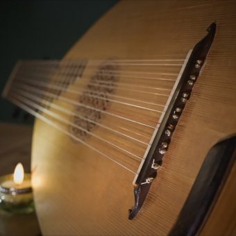 Guitar-type bridge with tie-block on the soundboard of the 8-course renaissance lute by Hans Jordan