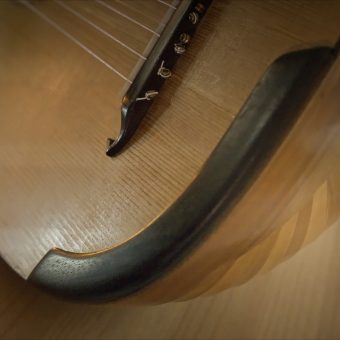 Close-up of the bridge and dark capping strip at the lower edge of the Hans Jordan renaissance lute