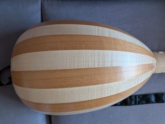 Ribbed back of the Nicolas Petit renaissance lute with alternating walnut and cherry ribs