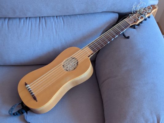 Renaissance vihuela in G by Asier de Benito, Bermudo model, with spruce top, parchment rose and ash body