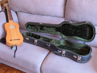 Bermudo-model vihuela by Asier de Benito next to its open Manzano carrying case and strap