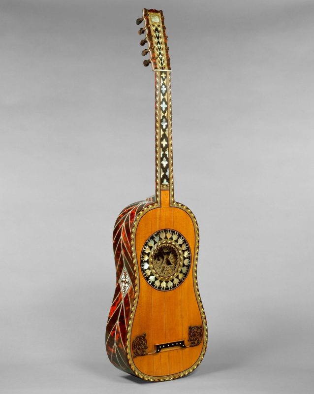 Guitarra barroca de cinco órdenes con decoración de carey y marfil y un rosetón en la boca